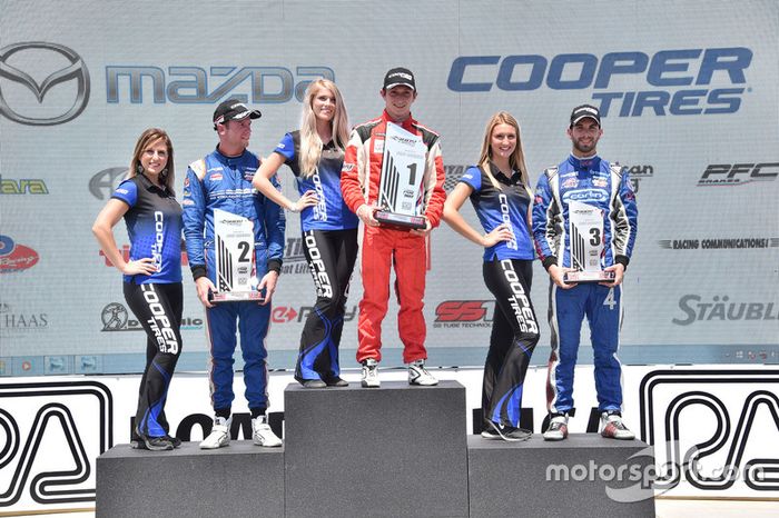 Podio: segundo lugar Dean Stoneman, Andretti Autosport, ganador de la carrera Zach Veach, Belardi Auto Racing, tercer lugar Felix Serralles, Carlin