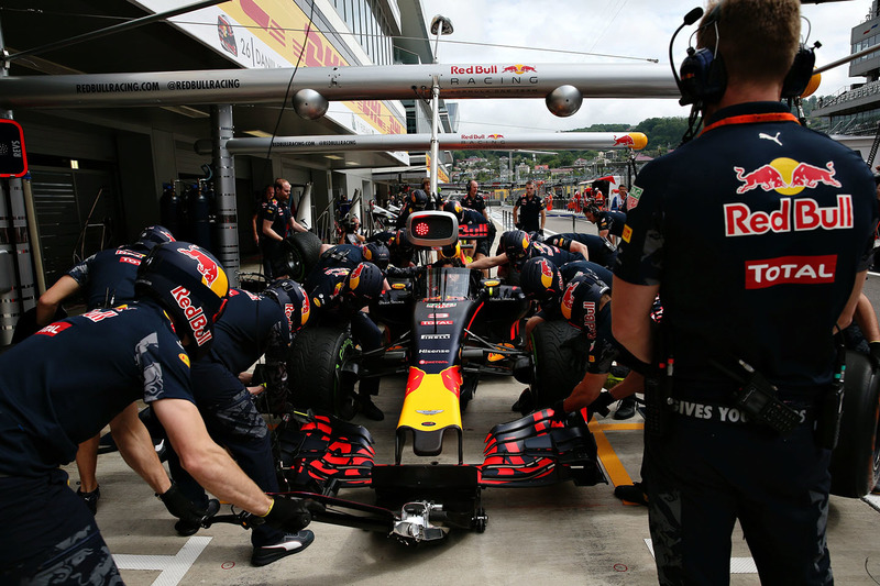 Daniel Ricciardo, Red Bull Racing RB12 con el aeroscreen en los pits