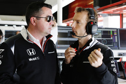 Eric Boullier, Director de carreras de McLaren, habla con Mark Temple