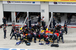 Max Verstappen, Red Bull Racing RB12 fa un pit stop
