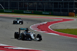 Lewis Hamilton, Mercedes AMG F1 W07 Hybrid vor Nico Rosberg, Mercedes AMG F1 W07 Hybrid