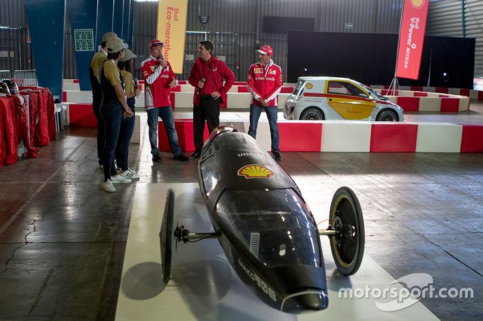 Kimi Raikkonen, Ferrari y Marc Gene, Piloto de prueba, Scuderia Ferrari y estudiantes de la unam con el coche Mako en el Shell Eco-marathon cars