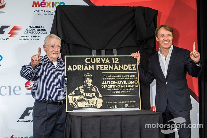 Adrián Fernández y su padre Adrían con su placa conmemorativa Curva 12 que llevara su nombre en el AUtódromo Hermanos Rodrígiuez