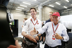 Toto Wolff, Mercedes AMG F1 accionista y Director Ejecutivo, con Niki Lauda, Mercedes no - President