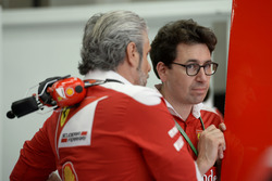 Maurizio Arrivabene, jefe de equipo y Mattia Binotto, administrador de motor de carrera de Ferrari
