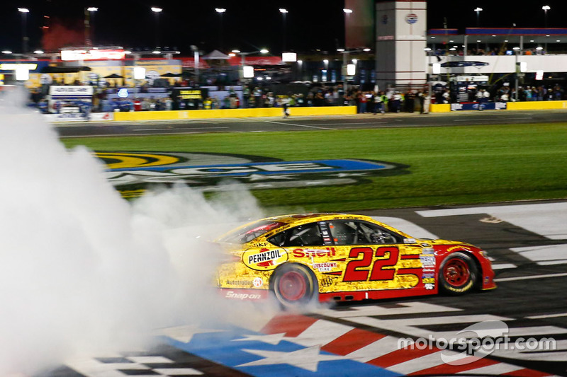 Sieger Joey Logano, Team Penske Ford