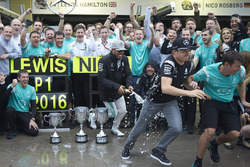 Ganador, Lewis Hamilton, Mercedes AMG F1 y Nico Rosberg, Mercedes AMG F1 celebran