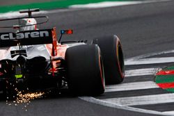 Fernando Alonso, McLaren MCL32, levanta algunas chispas