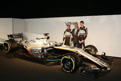 Vijay Mallya, Esteban Ocon und Sergio Perez mit dem Force India VJM10