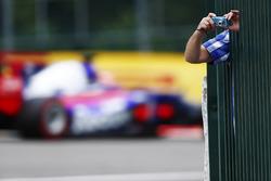 Un fan prend une photo pendant que Daniil Kvyat, Scuderia Toro Rosso STR12, passe