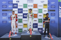 Rookie-Podium: 1. Lando Norris, Carlin Dallara F317 - Volkswagen; 2. Mick Schumacher, Prema Powertea