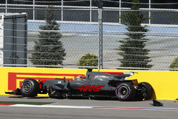 Romain Grosjean, Haas F1 Team VF-17, crashes into a wall and retires