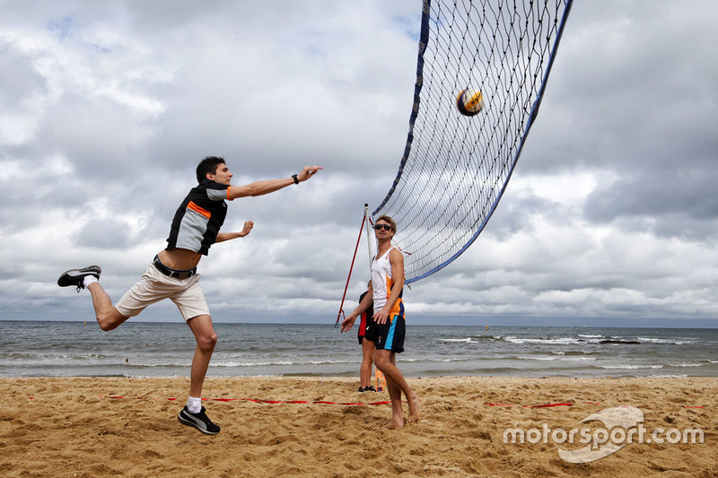 Esteban Ocon, Sahara Force India F1 Team juega voleibol en la playa de Brighton