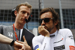 Фернандо Алонсо, McLaren, розмовляє з інженером