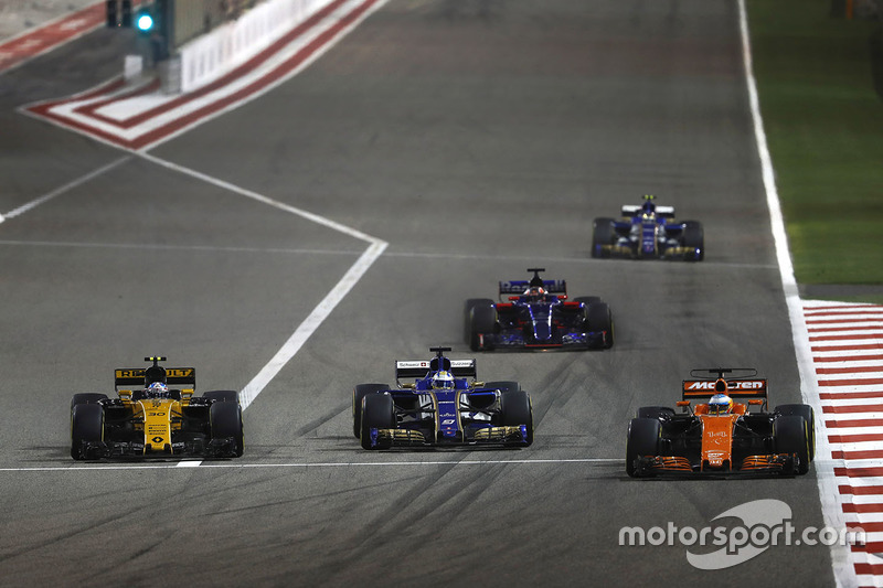 Fernando Alonso, McLaren MCL32, lidera a Marcus Ericsson, Sauber C36 y Jolyon Palmer, Renault Sport F1 Team RS17