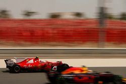 Daniel Ricciardo, Red Bull Racing RB13, leads Sebastian Vettel, Ferrari SF70H