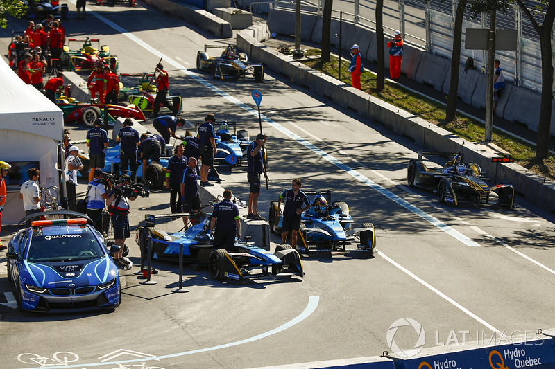 Sébastien Buemi, Renault e.Dams, sube a su vehículo durante una parada en boxes