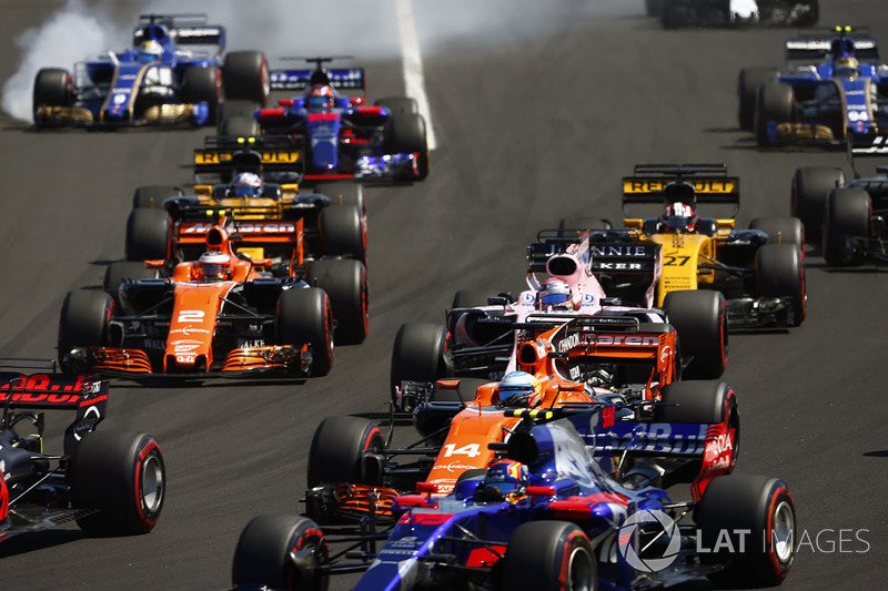 Marcus Ericsson, Sauber C36, Carlos Sainz Jr., Scuderia Toro Rosso STR12, Fernando Alonso, McLaren M