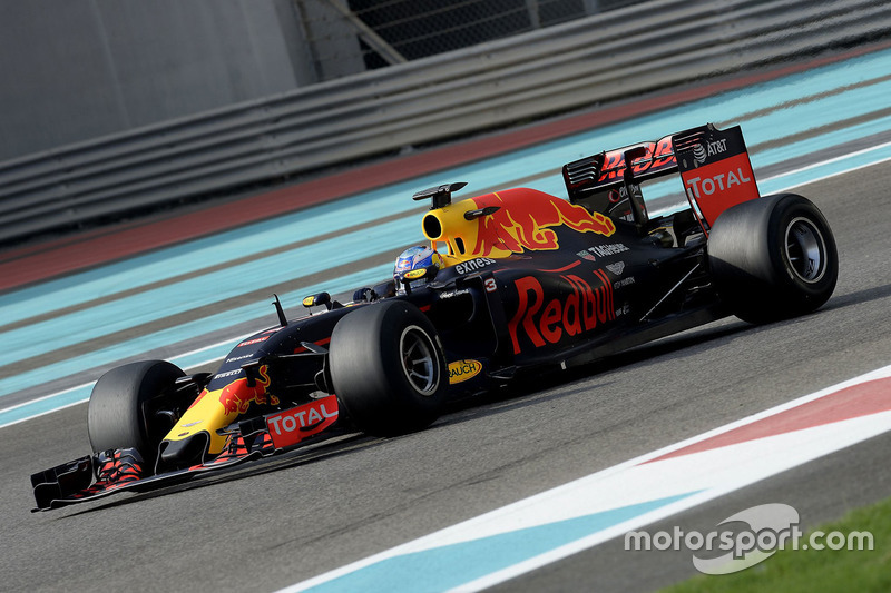 Daniel Ricciardo, Red Bull Racing teste les pneus Pirelli 2017