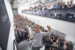 Нико Росберг, Mercedes AMG F1, с чемпионским кубком