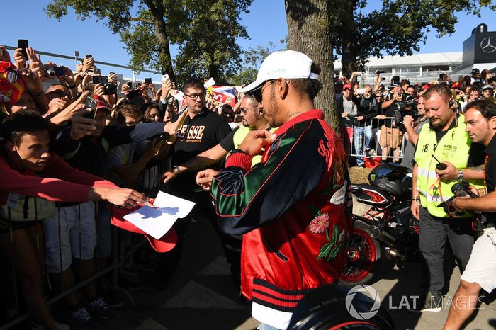 Lewis Hamilton, Mercedes AMG F1 firma autógrafos