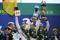 Podium: ganadores, Timo Bernhard, Earl Bamber, Brendon Hartley, Porsche Team