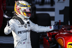 Lewis Hamilton, Mercedes AMG, deuxième, fête sa place dans le Parc Fermé