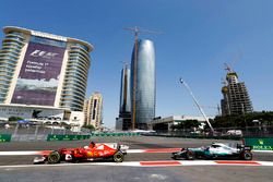 Sebastian Vettel, Ferrari SF70H, Valtteri Bottas, Mercedes AMG F1 W08, escono dalla pit lane