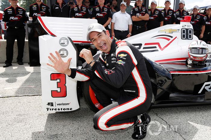 Ganador de la pole  Helio Castroneves, Team Penske Chevrolet celebra su pole position número 50