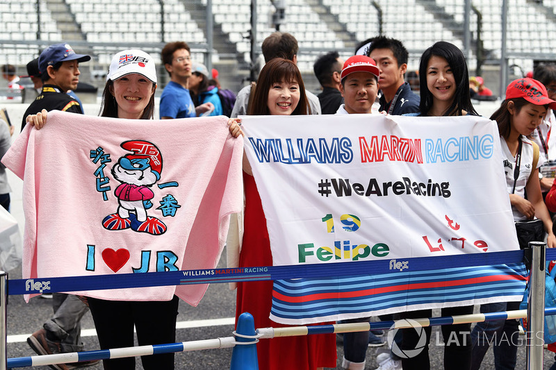 Williams fans and banners