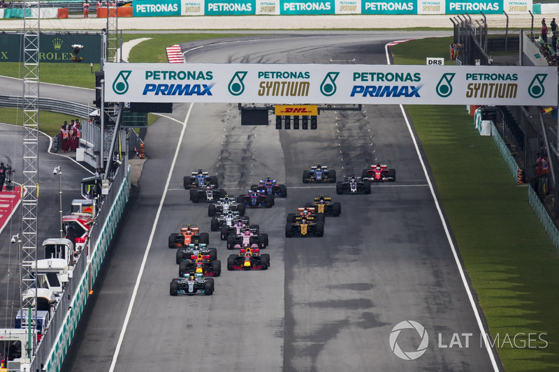 Lewis Hamilton, Mercedes AMG F1 W08, Max Verstappen, Red Bull Racing RB13, Daniel Ricciardo, Red Bull Racing RB13, Valtteri Bottas, Mercedes AMG F1 W08, Stoffel Vandoorne, McLaren MCL32, Sergio Perez, Sahara Force India F1 VJM10, at the start
