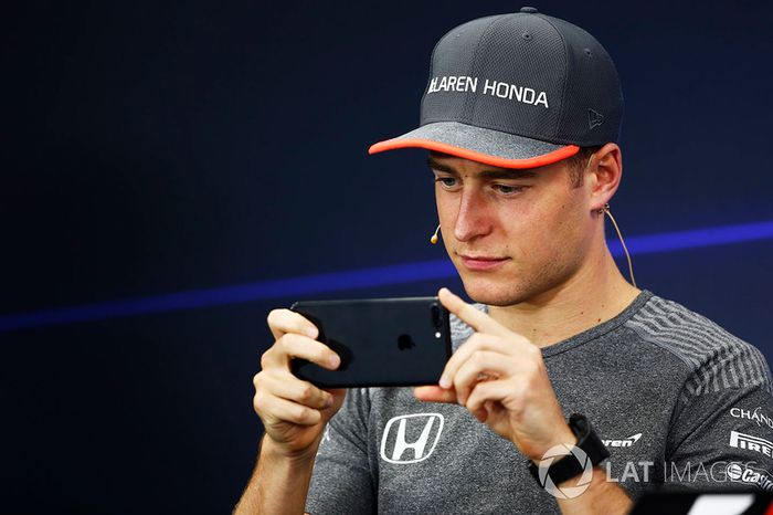  Stoffel Vandoorne, McLaren MCL32, hace una foto con su móvil