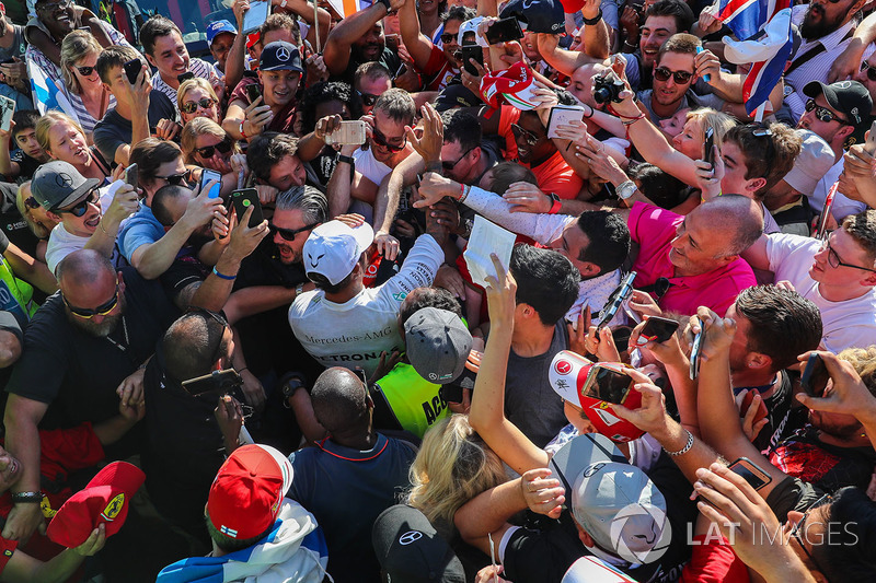 Lewis Hamilton, Mercedes AMG F1 celebrates, the fans