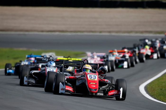 Start of the race, Callum Ilott, Prema Powerteam, Dallara F317 - Mercedes-Benz leads