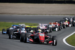 Старт гонки: лидирует Каллум Илотт, Prema Powerteam, Dallara F317 – Mercedes-Benz