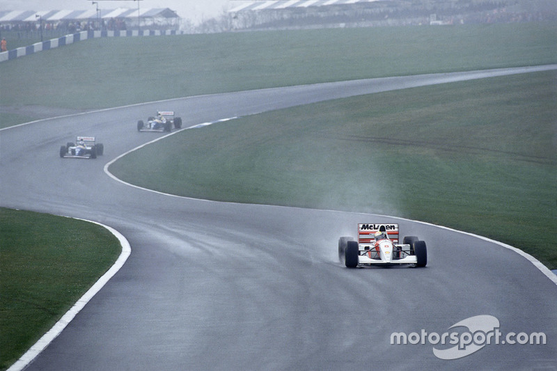 Ab der 2. Runde fährt Senna mit seinem McLaren dem Williams-Duo ...