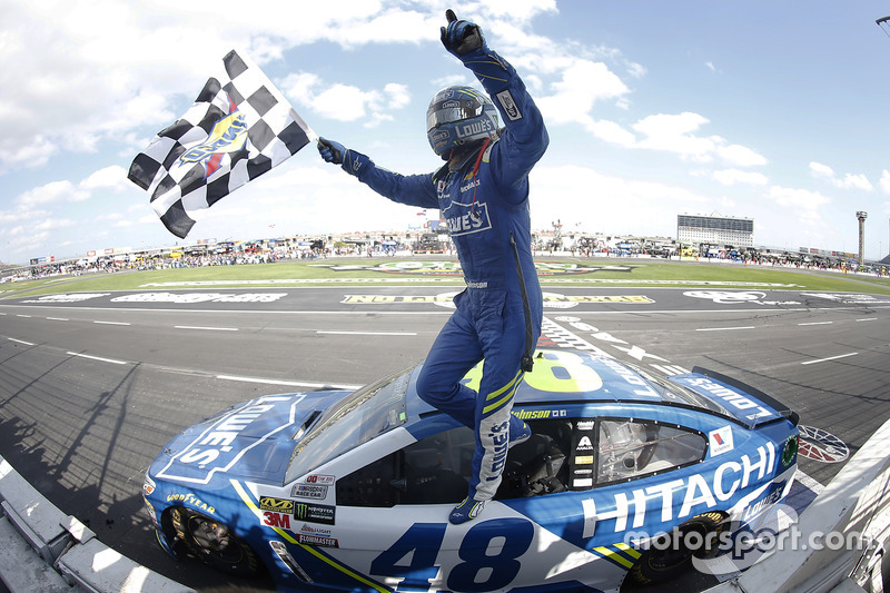 5. Jimmie Johnson, Hendrick Motorsports Chevrolet celebra despué de ganar