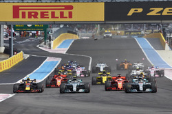 Lewis Hamilton, Mercedes AMG F1 W09, leads Valtteri Bottas, Mercedes AMG F1 W09, Sebastian Vettel, Ferrari SF71H, Max Verstappen, Red Bull Racing RB14, Daniel Ricciardo, Red Bull Racing RB14, al inicio