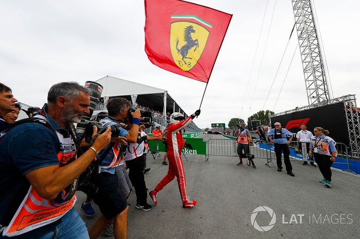 Sebastian Vettel, Ferrari, celebra su triunfo en Canadá con una bandera