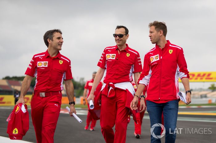 Sebastian Vettel, Ferrari con Riccardo Adami, Ferrari ingeniero de carrera caminan por la pista