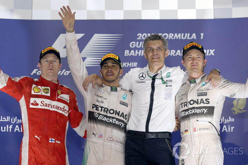 Podio: il secondo classificato Kimi Raikkonen, Ferrari, il vincitore della gara Lewis Hamilton, Mercedes AMG F1, il terzo classificato Nico Rosberg, Mercedes AMG F1