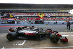 Kevin Magnussen, Haas F1 Team VF-18, pulls into his pit area