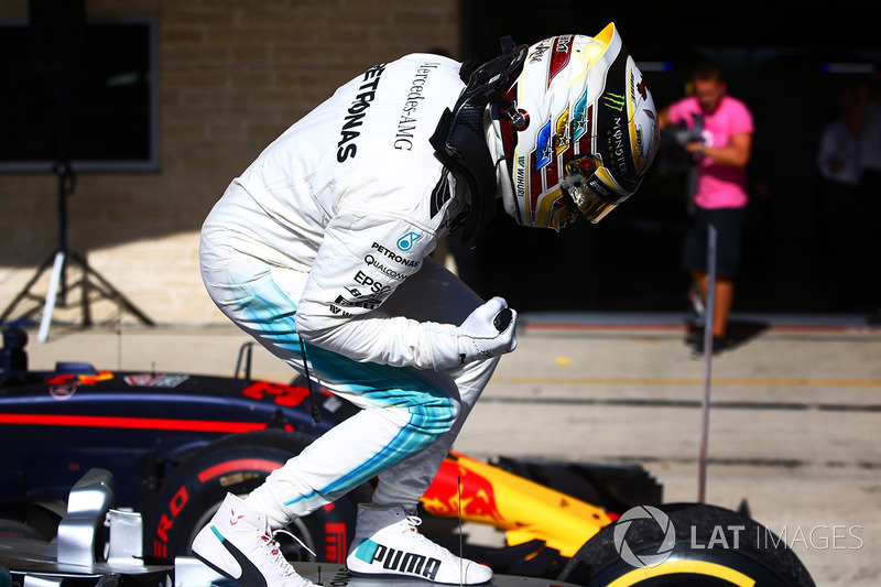 Lewis Hamilton, Mercedes AMG F1 W08, festeggia nel parco chiuso dopo aver vinto la gara