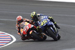 Marc Marquez, Repsol Honda Team, Valentino Rossi, Yamaha Factory Racing se touchent