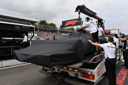La monoposto di Lewis Hamilton, Mercedes-AMG F1 W09 viene riportata ai box