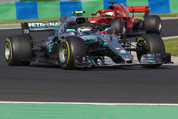 Valtteri Bottas, Mercedes AMG F1 W09, devant Sebastian Vettel, Ferrari SF71H