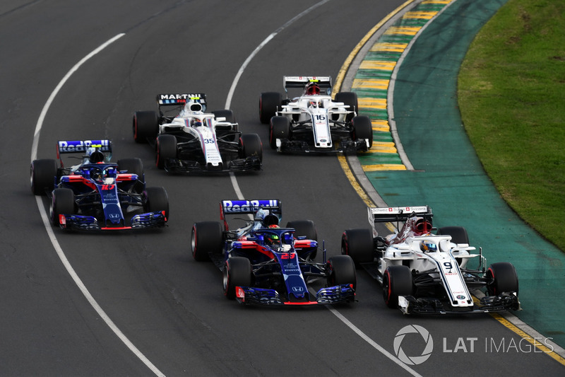 Marcus Ericsson, Sauber C37 et Brendon Hartley, Scuderia Toro Rosso STR13 en lutte