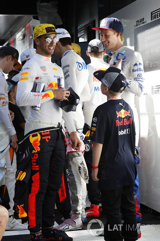 Daniel Ricciardo, Red Bull Racing, ve Brendon Hartley, Toro Rosso, ve grid çocukları