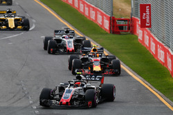 Kevin Magnussen, Haas F1 Team VF-18 Ferrari, devant Max Verstappen, Red Bull Racing RB14 Tag Heuer, Romain Grosjean, Haas F1 Team VF-18 Ferrari, et Nico Hulkenberg, Renault Sport F1 Team R.S. 18