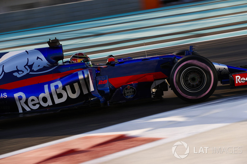 No fim do ano, porém, ele teve de se dividir com a F1, já que passou a integrar a Toro Rosso do GP dos Estados Unidos em diante. Ele permanecerá na categoria em 2018.